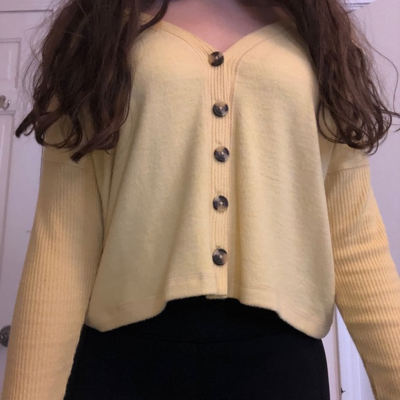 pastel yellow sweater abercrombie and fitch - Picture 3 of 3